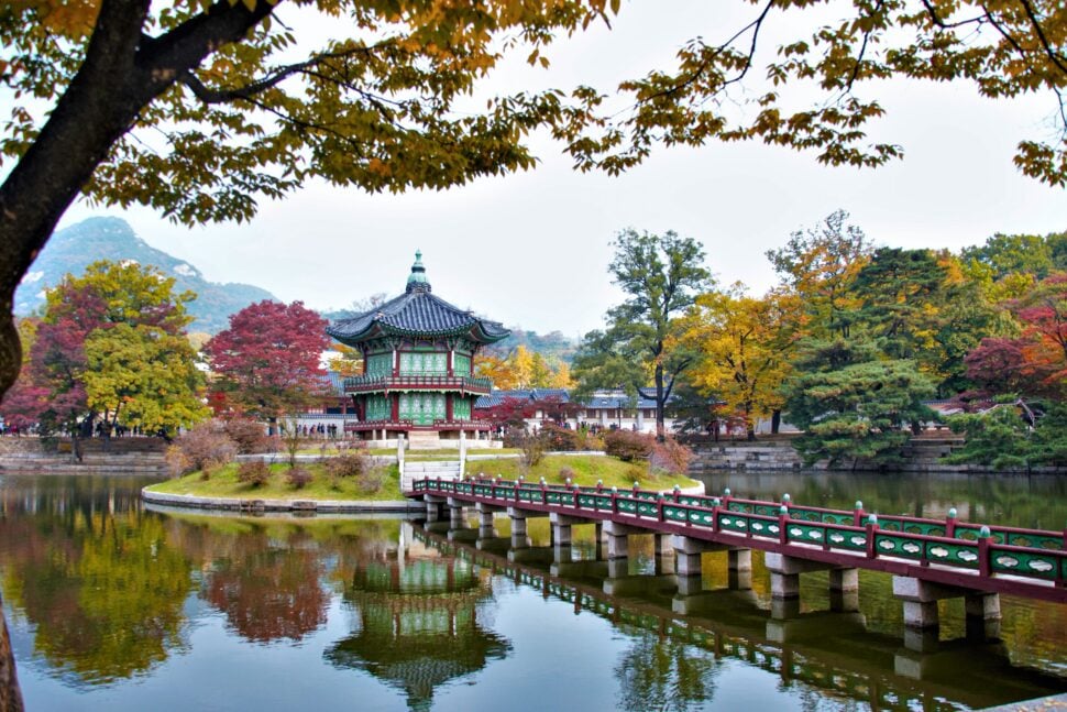 autumn scene at Gyeongbokgung Palace