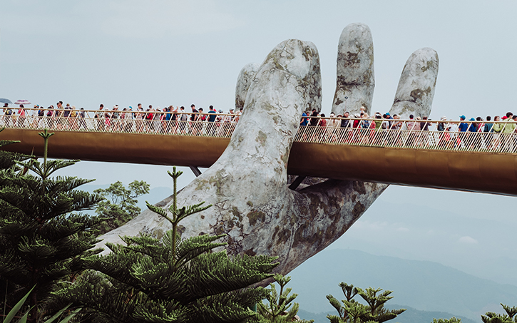 5 Iconic Hand Sculptures Around The World