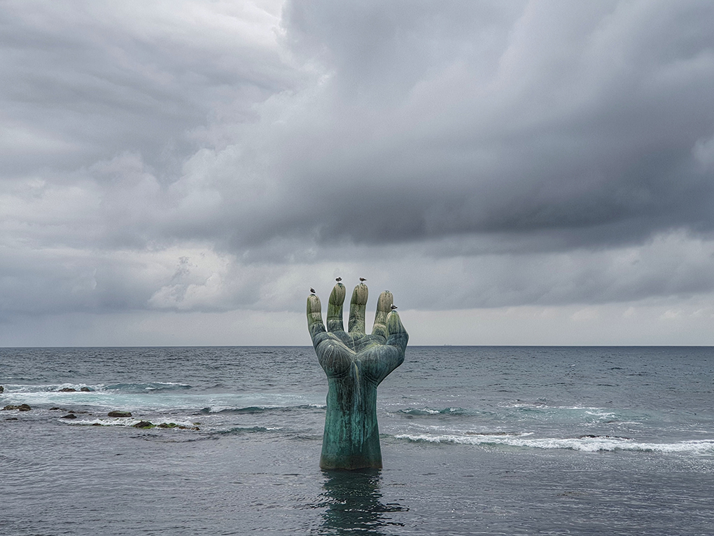 5 Iconic Hand Sculptures Around The World