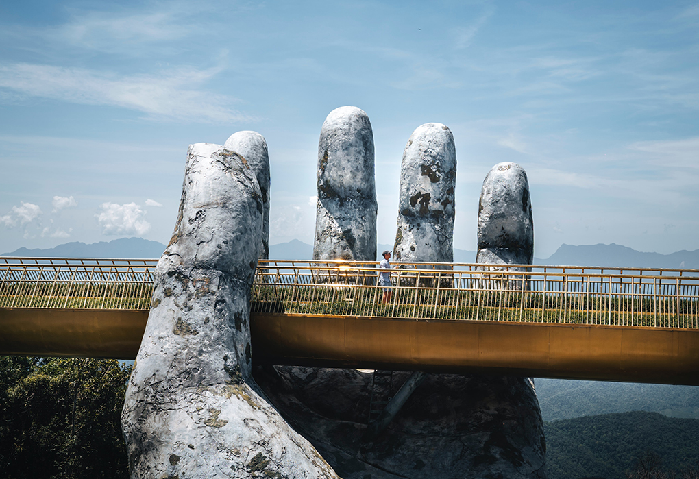 5 Iconic Hand Sculptures Around The World