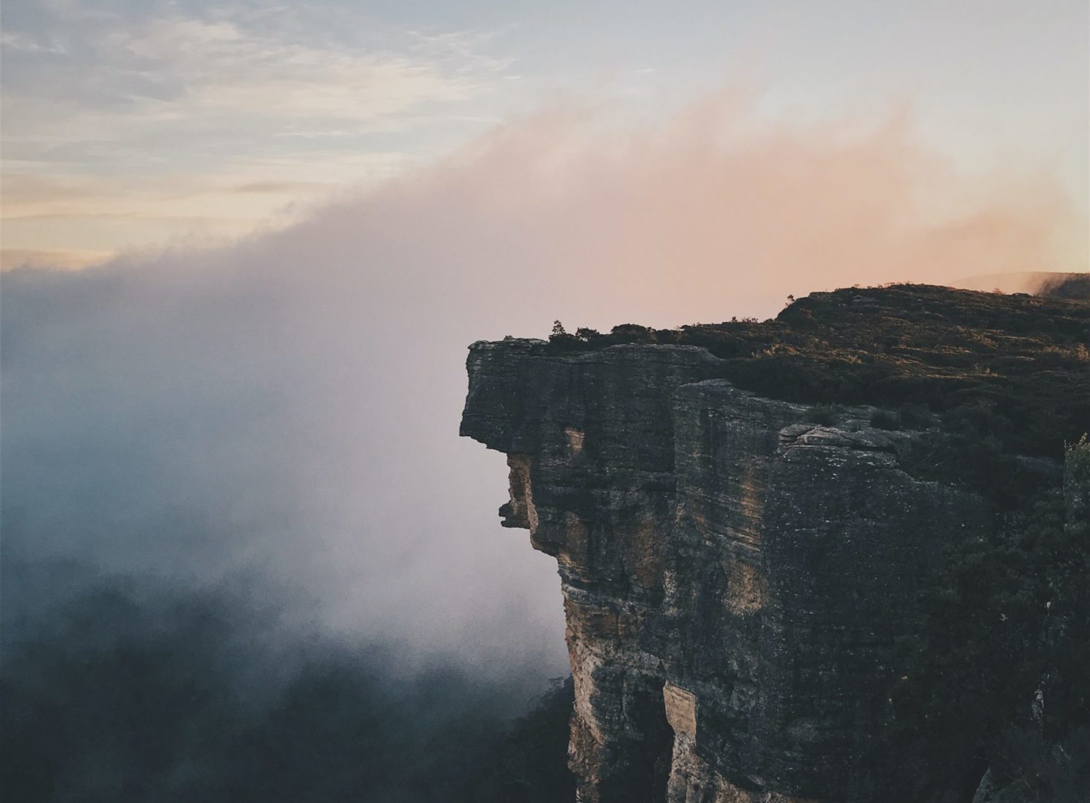 Man Pushes Pregnant Wife Off Cliff While Vacationing To Collect Life Insurance