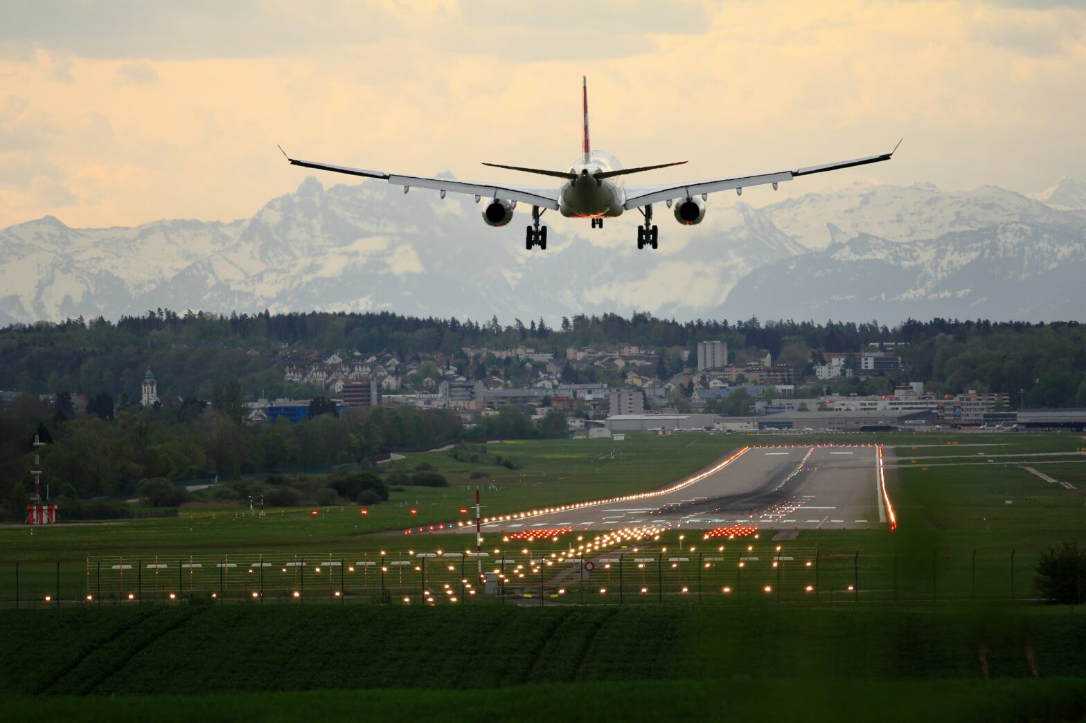 plane landing on runway - cheapest days to book a flight