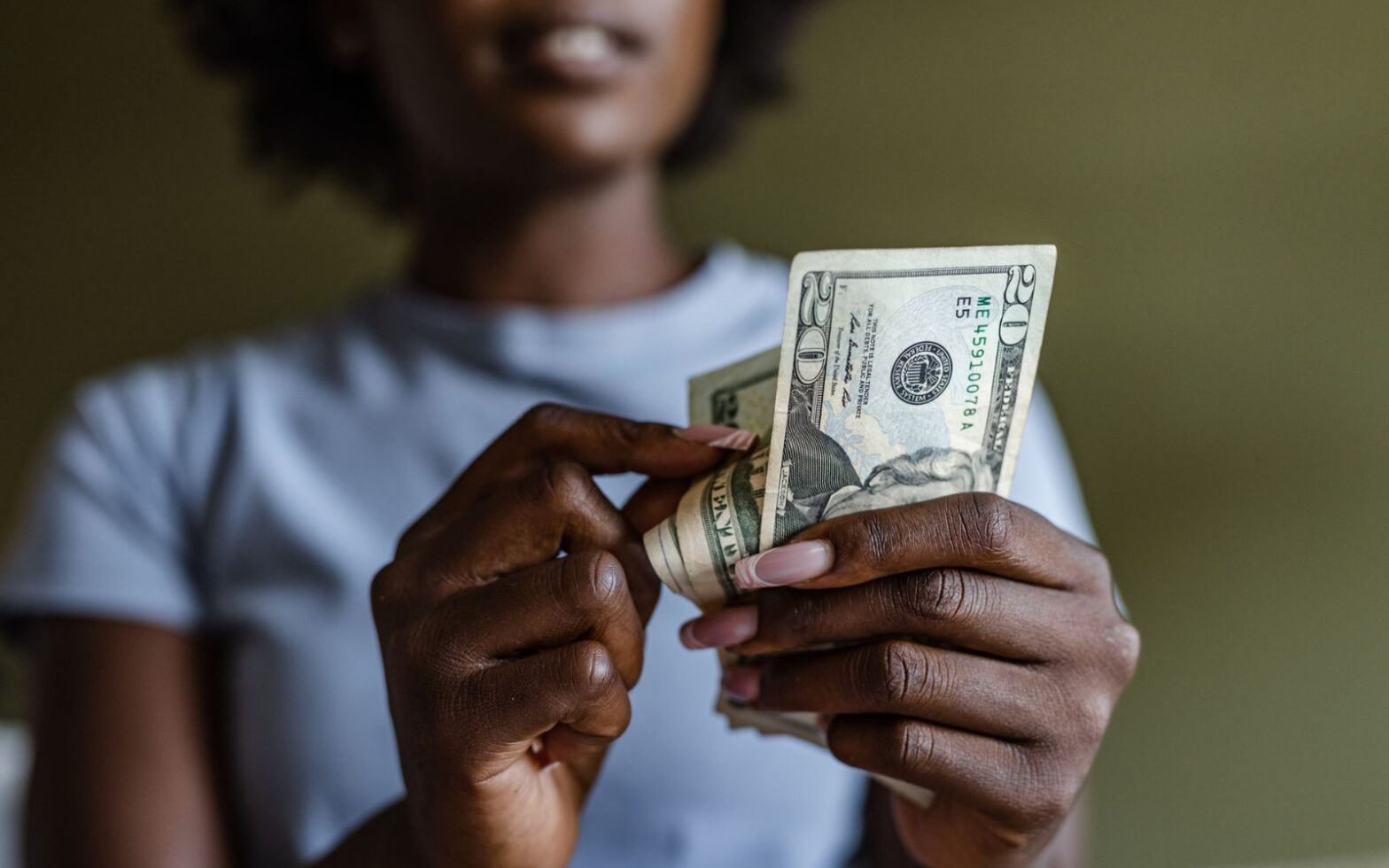 woman counting money - hotels that take cash