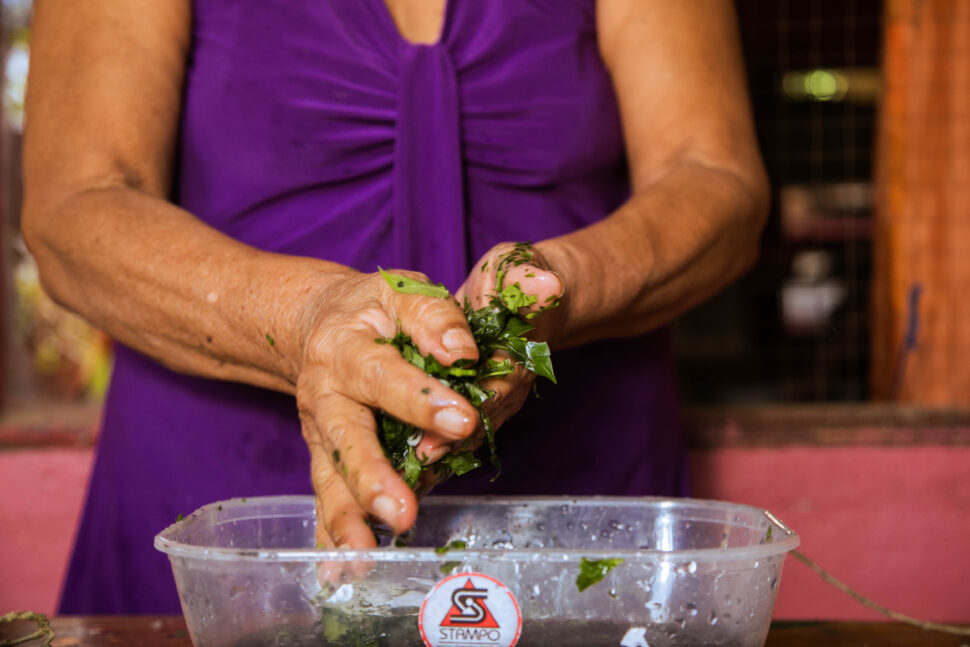 dyeing threads in Costa Rica, Boruca women