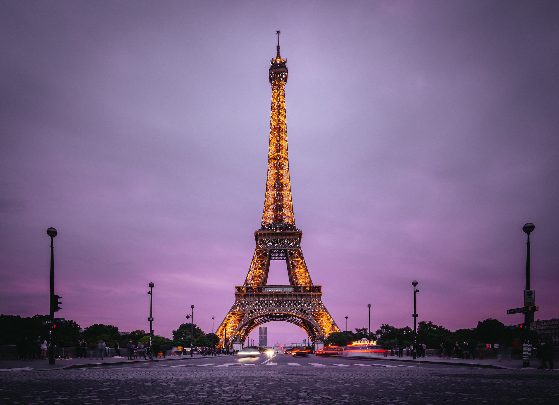 A full view of the Eiffel tower at night. 