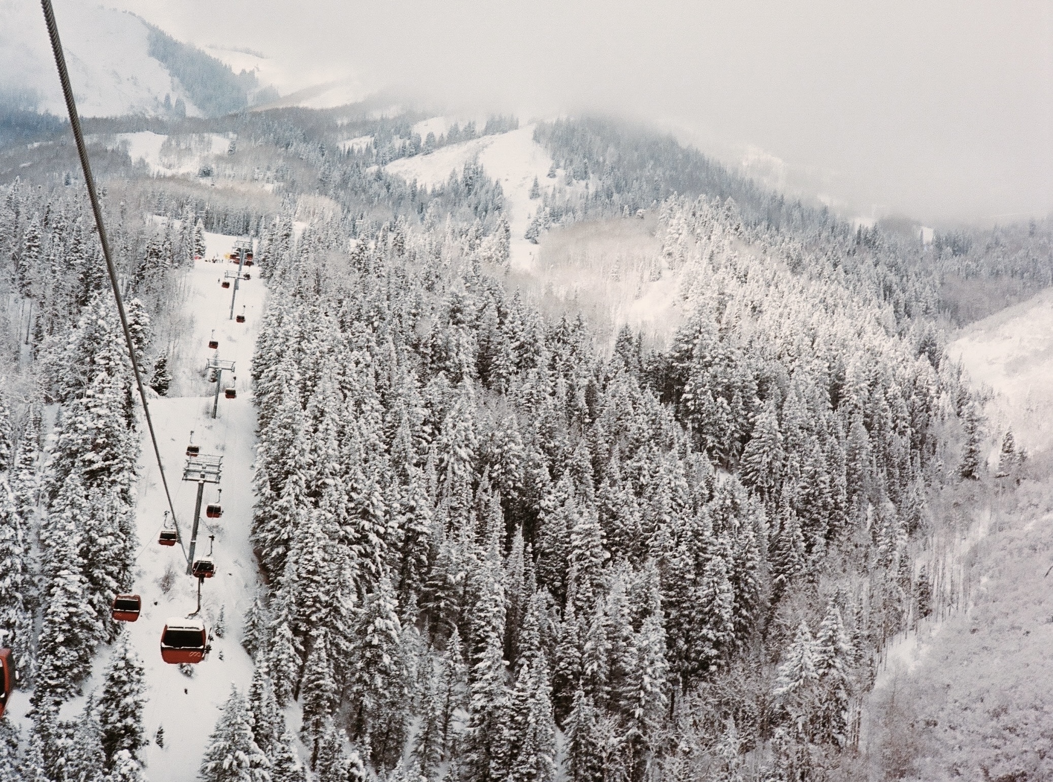 The Goldener Hirsch Hotel is one of the filming locations from the film “Falling for Christmas”.
Pictured: the mountain cable ride near the Goldener Hirsch Hotel in Utah during winter 