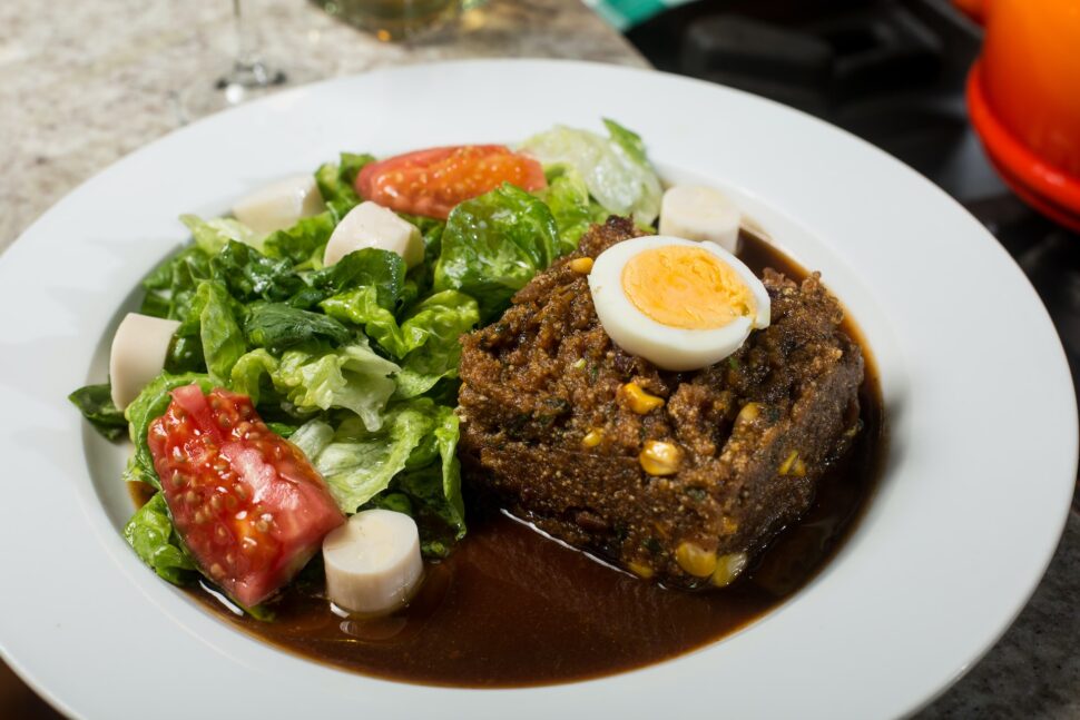 Salad with tomatoes and Brazilian palm, boiled eggs an meat

