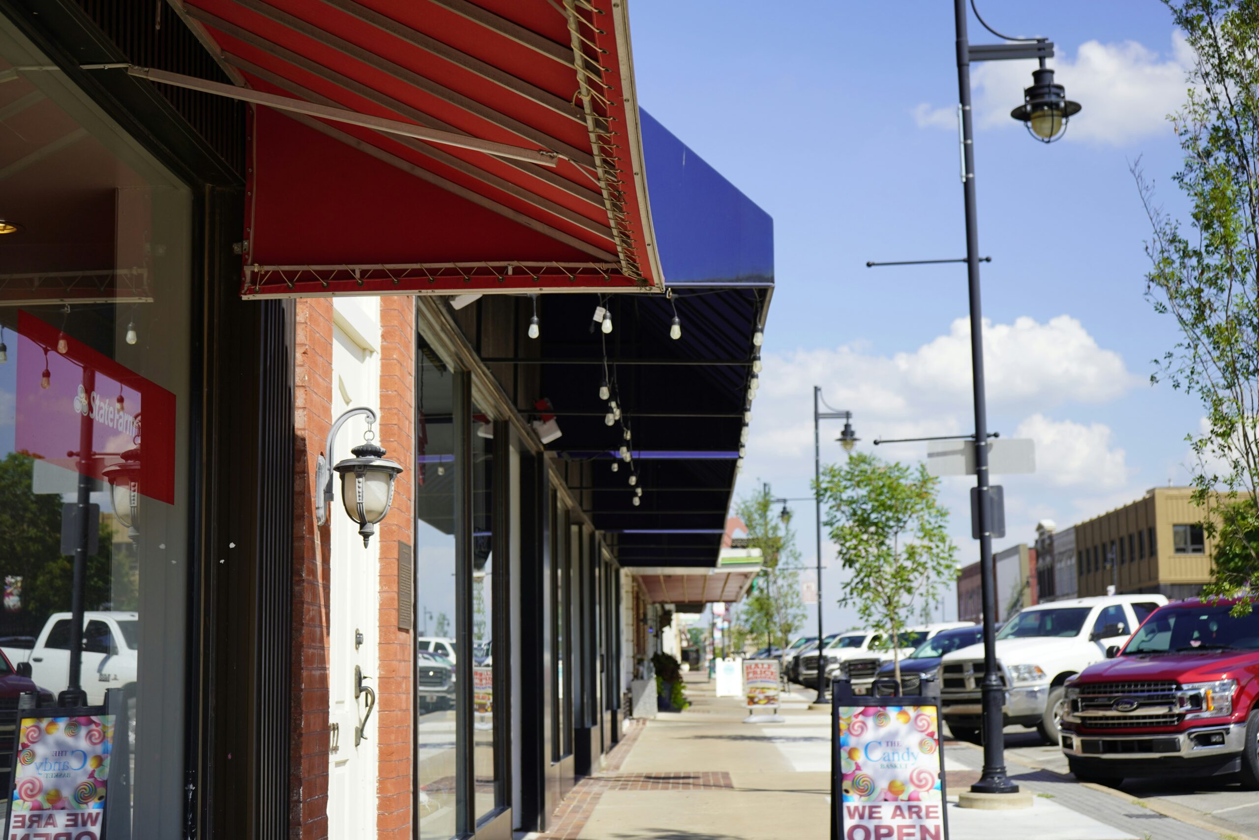 Bartlesville, Oklahoma is a relatively populated town that has links to the filmic re-telling of the Osage murders.
pictured: Bartlesville storefronts