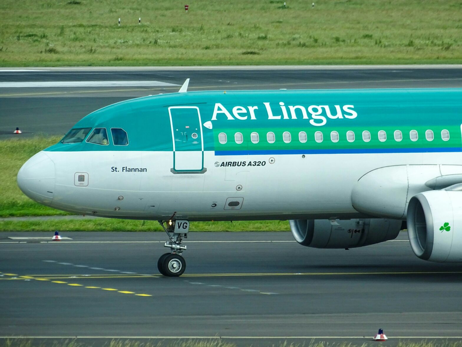 Is Aer Lingus a good airline? Pictured: Aer Lingus Airbus A320 plane.