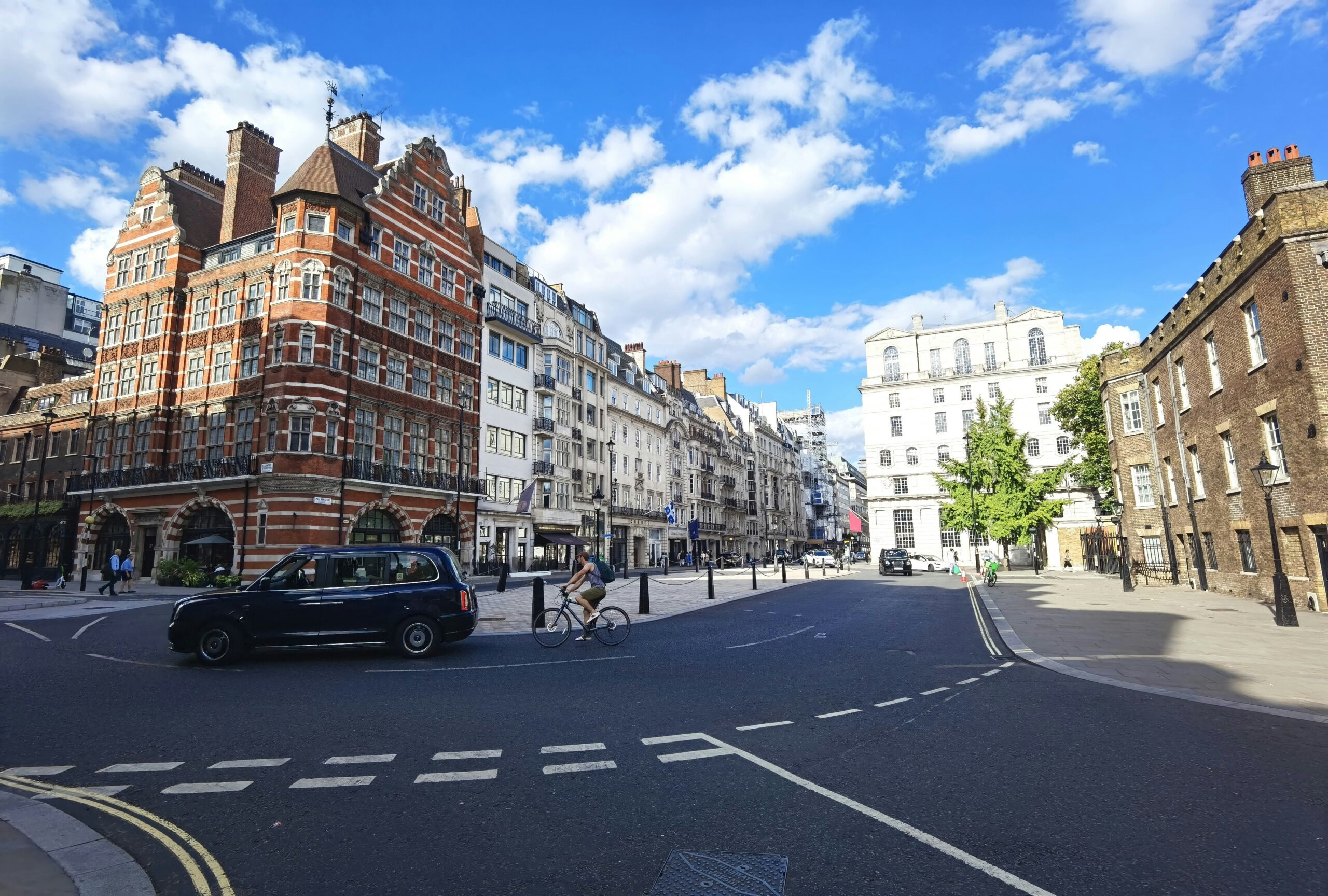 Pall Mall is a popular street and where "The Gentlemen" series was filmed.
pictured: a metropolitan street of Pall Mall 