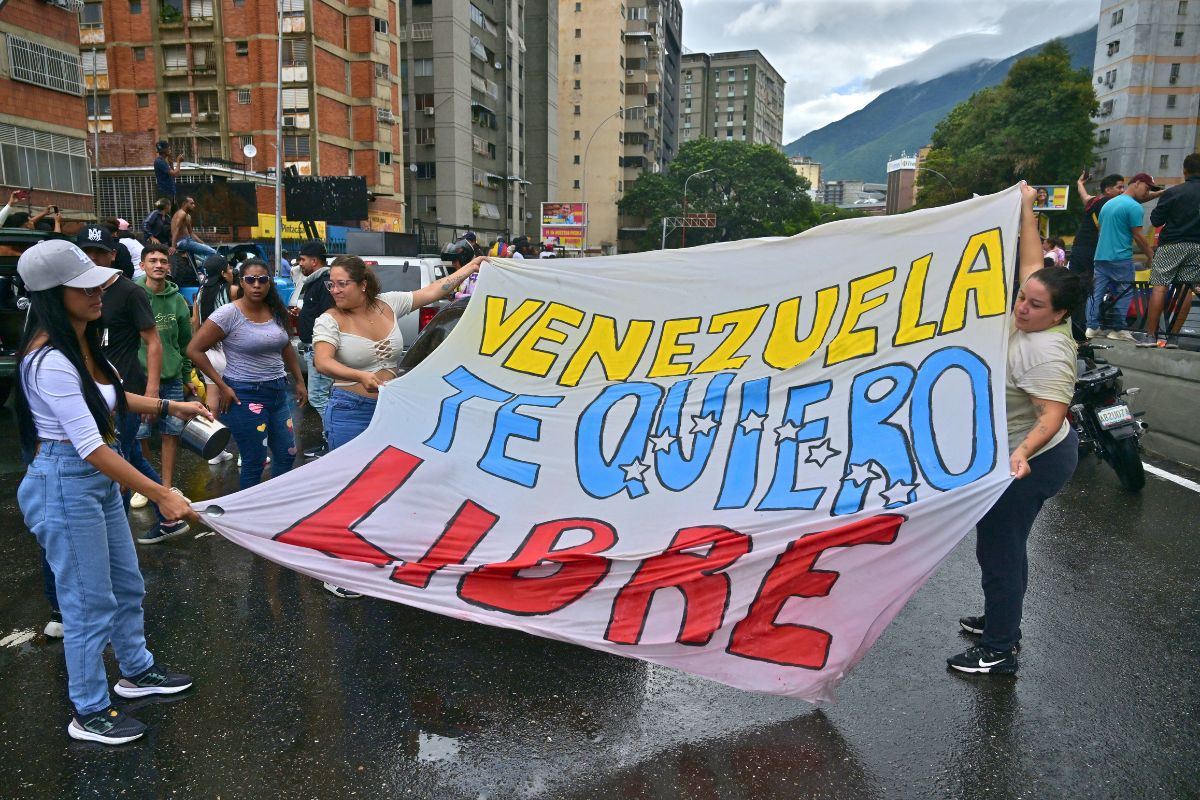 Opponents of Venezuelan President Nicolas Maduro's government hold a banner that reads "Venezuela, I want you to be free" during a protest in Caracas on July 29, 2024