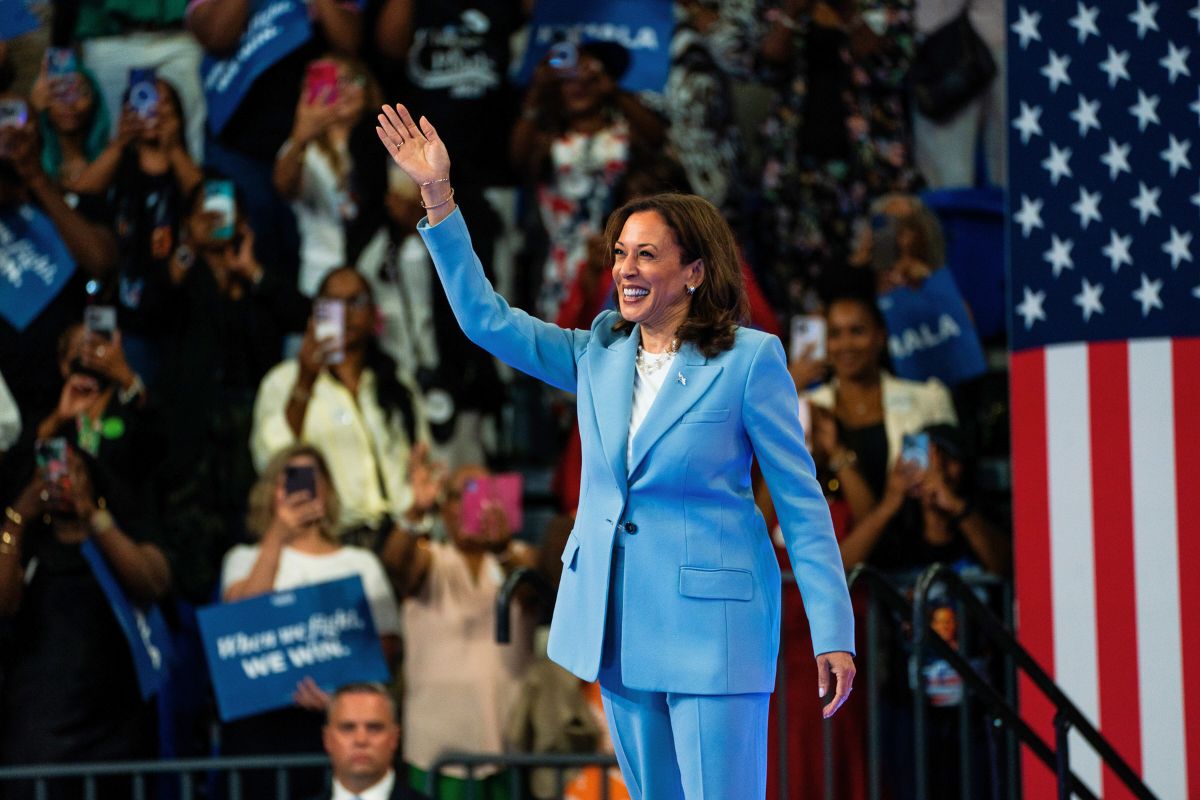 Kamala Harris waving at crowd in Atlanta during political rally