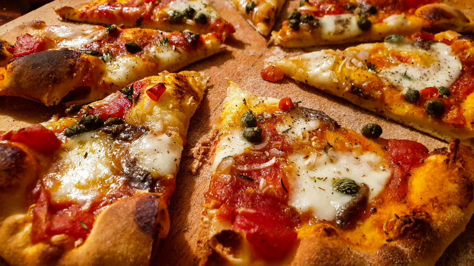 up close shot of a fresh pizza