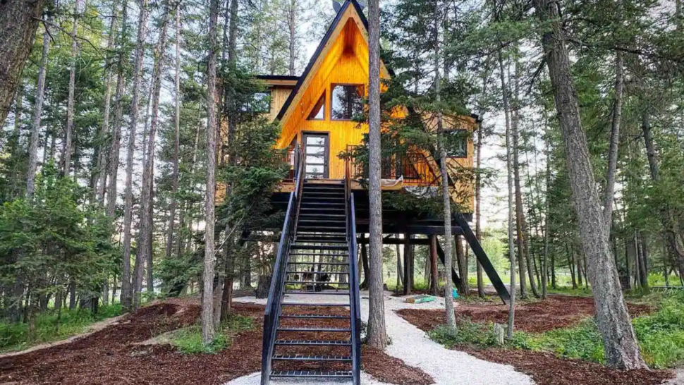 Raven's Nest Treehouse at MT Treehouse Retreat Airbnb in Montana