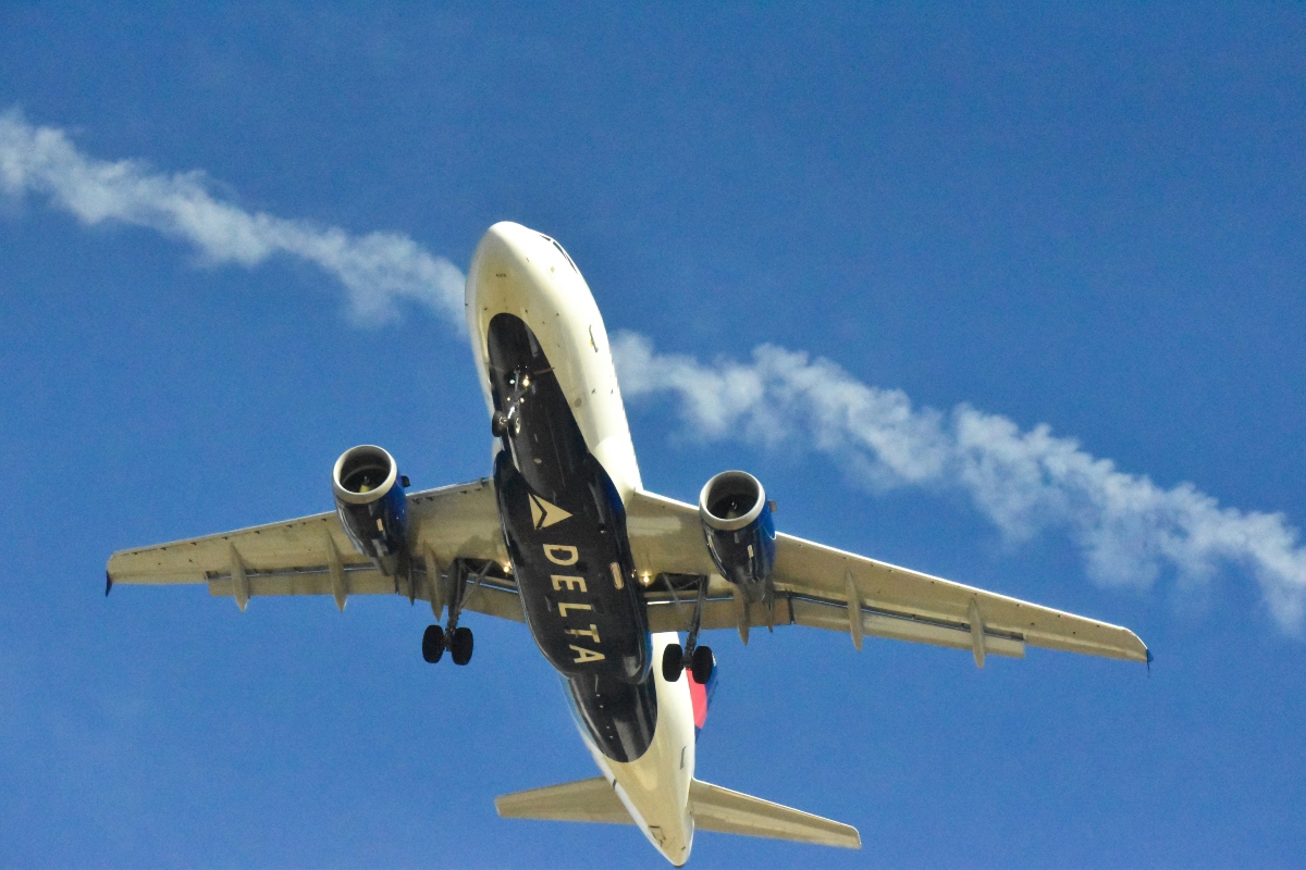 Delta Passenger Jumps Check-In Counter, Threatens ‘I Will Kill You’ While Evading Police