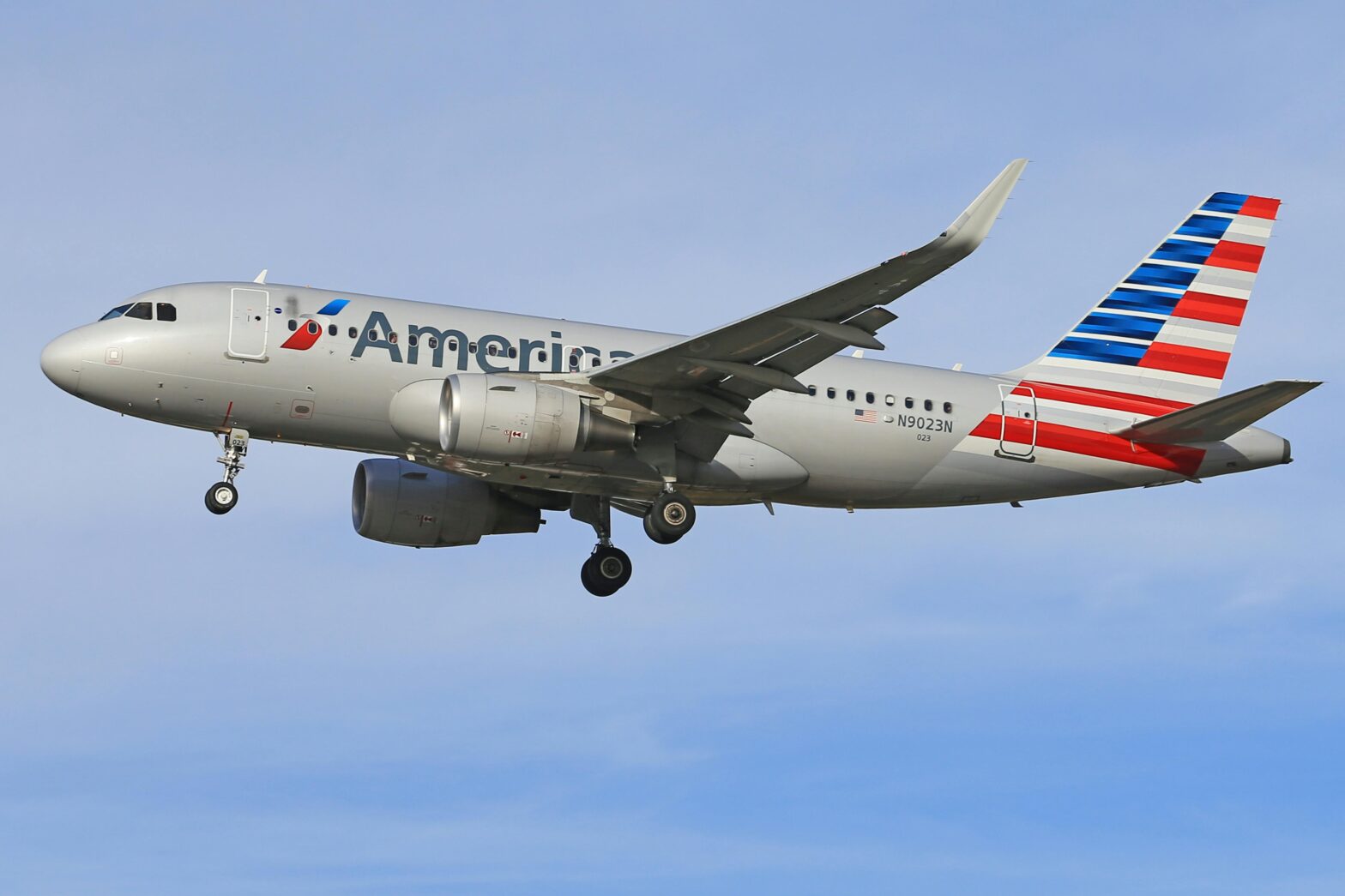 American Airlines Passengers Defend Female Flyer From Violent Male Seatmate