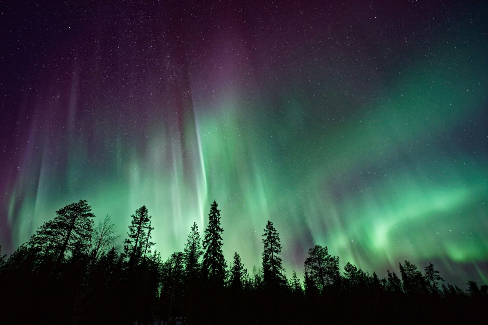 For a Dazzling Light Show, When is the Best Time to See the Northern Lights in Iceland?