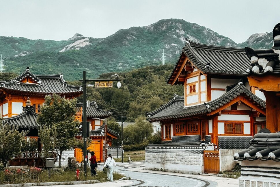 Traditional Korean Architecture in Idyllic Seoul Setting
