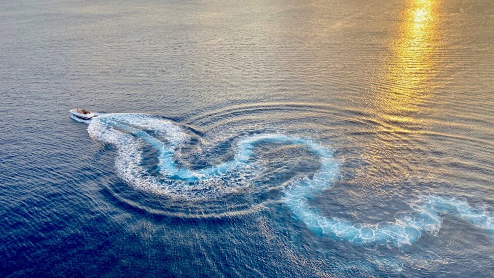 Speedboat at sea in Aruba, water wave shaped like a snake