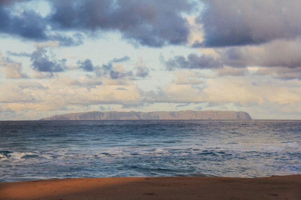 Hawaiian Island Niʻihau view of water from Majors Beach on the Pacific Missle Range Facility beach on the West Side of Kauaʻi, Hawaiʻi