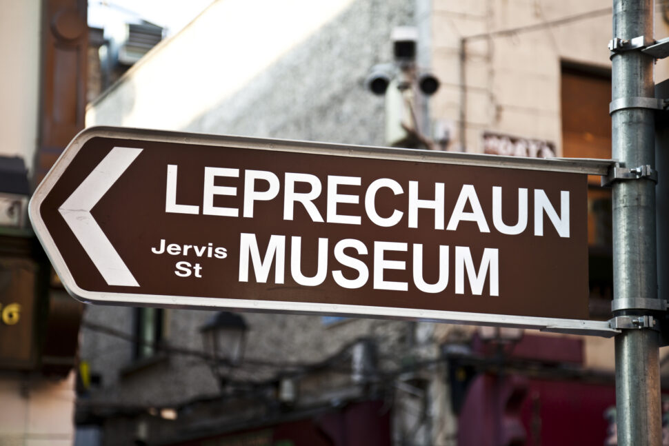 Directional sign to the Leprechaun Museum.