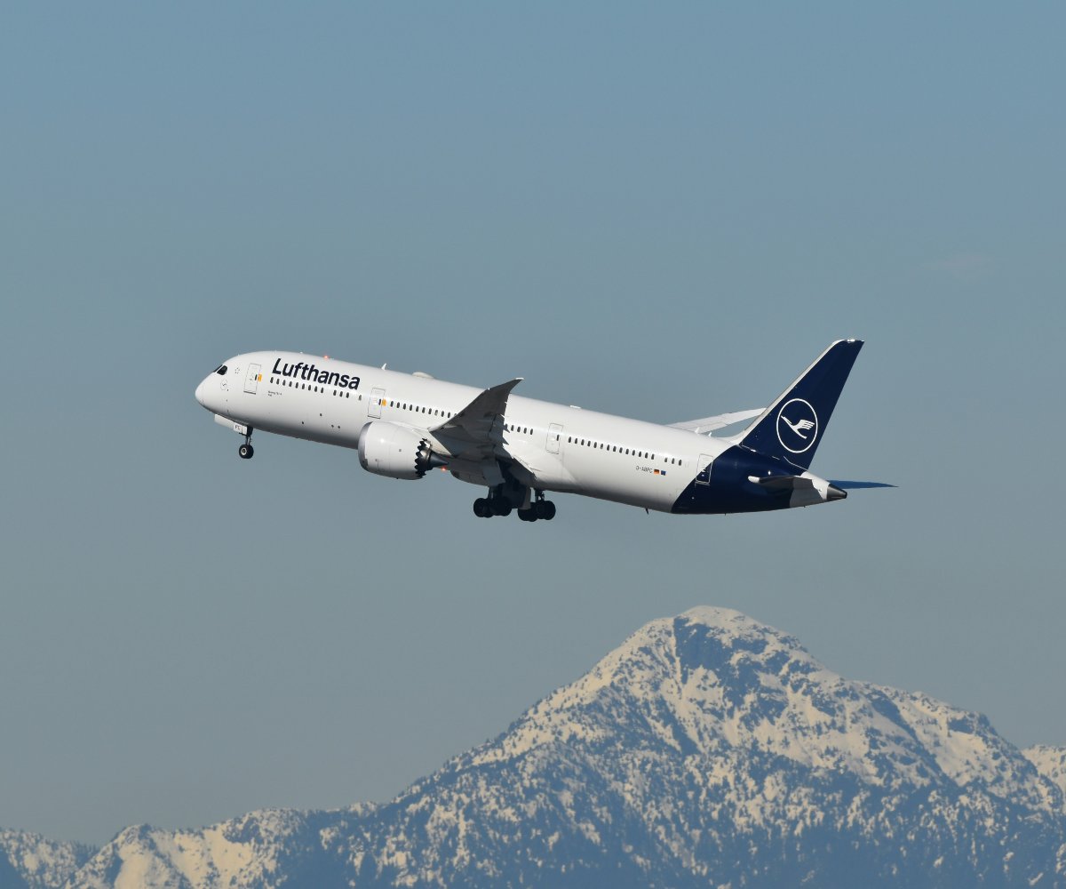 Autopilot Prevents Disaster When Lufthansa Pilot Loses Consciousness Mid-Flight