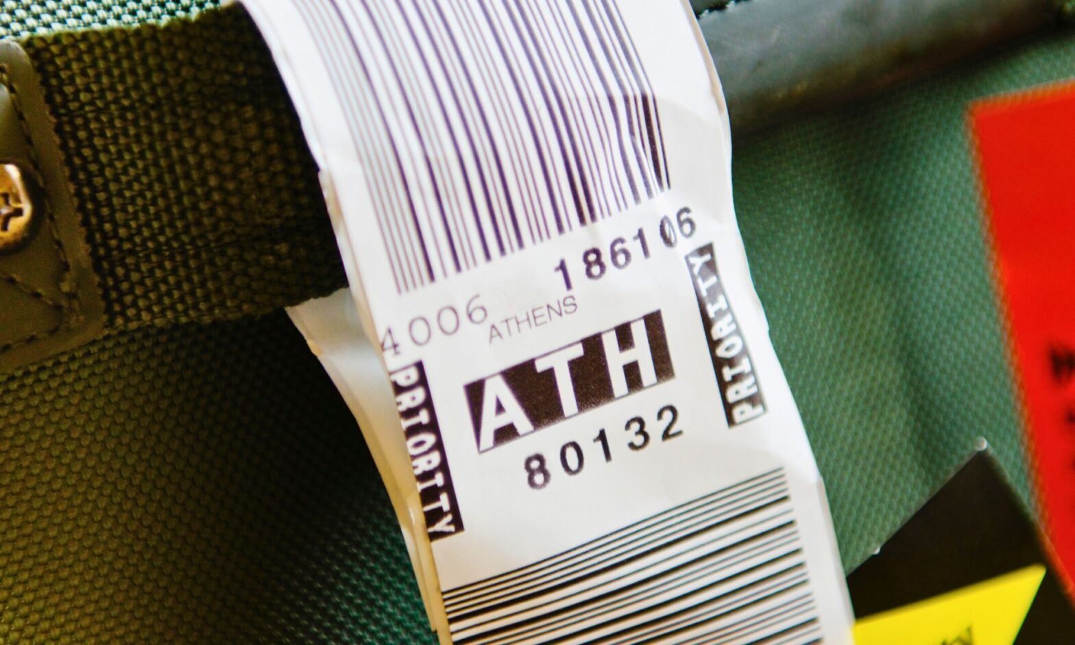 Airport Worker Reveals Growing Luggage Tag Scam Targeting Travelers