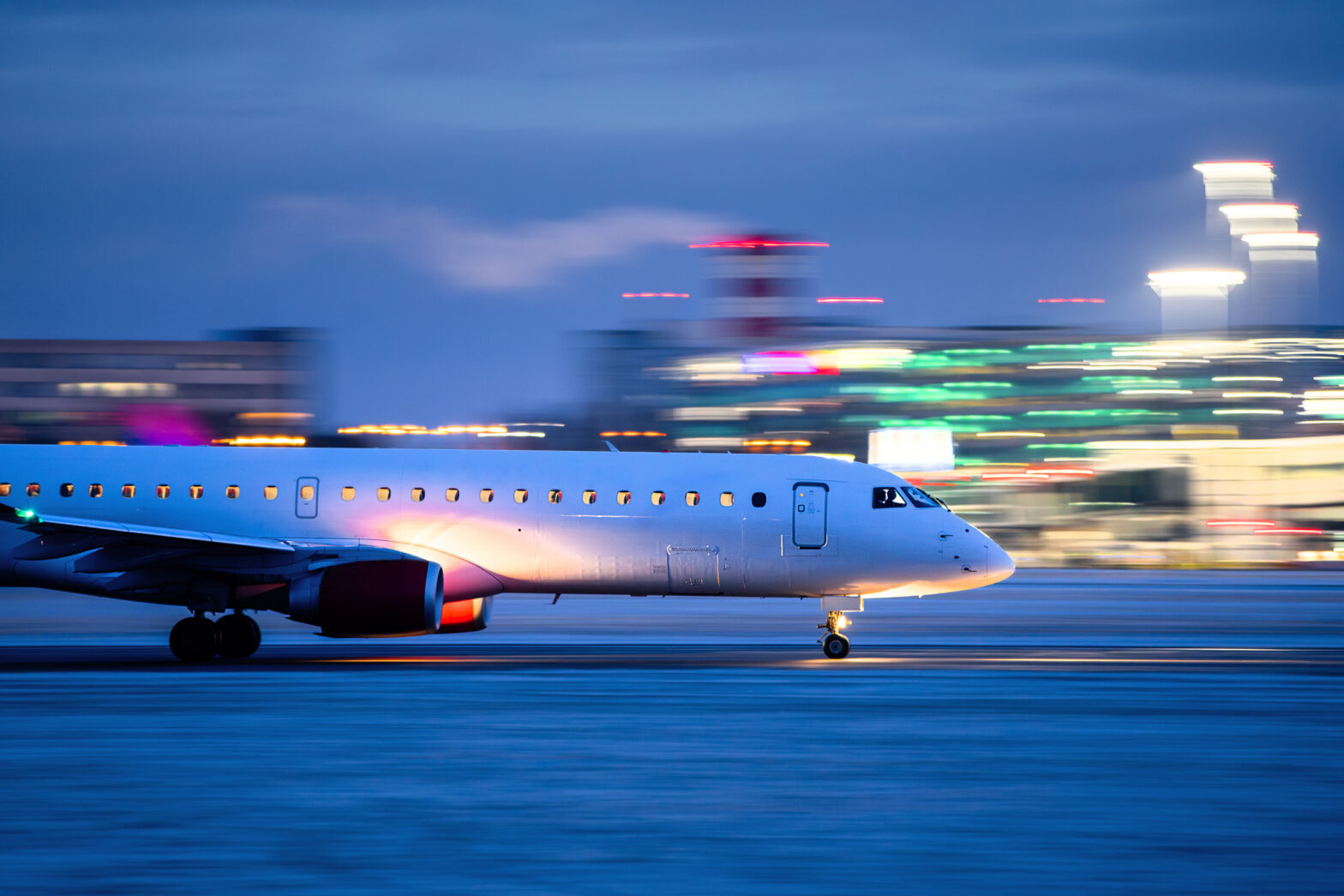 Commuter Flight Veers Off Runway In Dramatic Roanoke, VA, Landing ...
